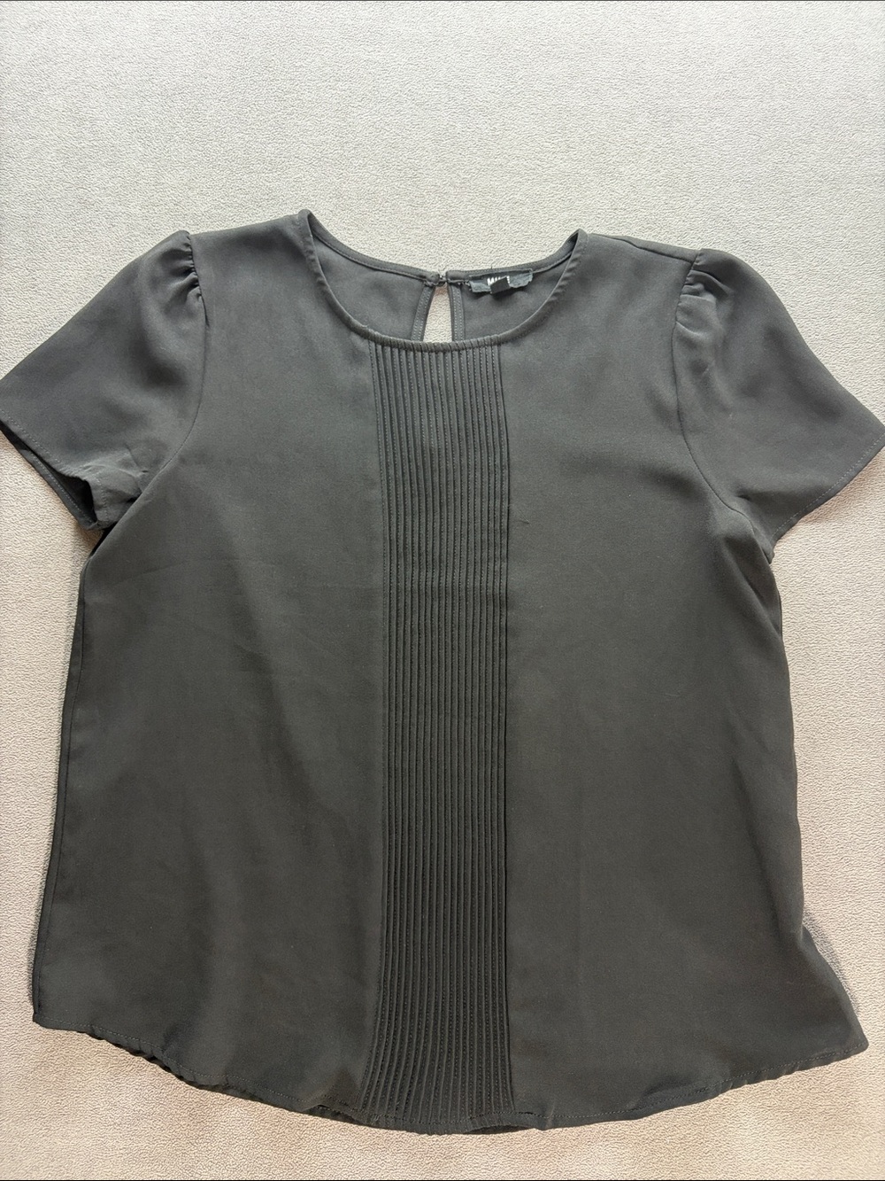 mine Black Pleated Center Short Sleeve Blouse